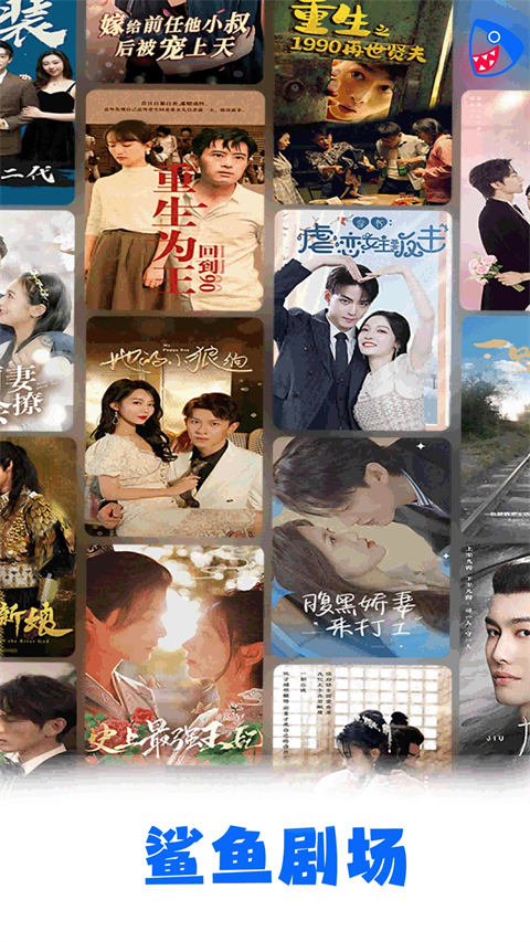 沙漠中金字塔与骆驼的壁纸